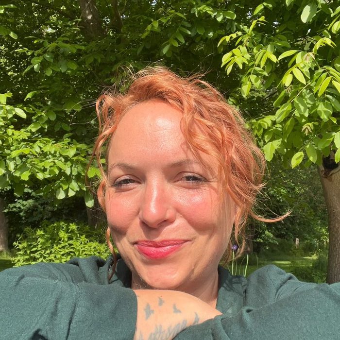 Lena Heyen, Gründerin von meiva, lächelt in die Kamera.
